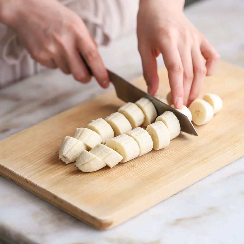 바나나는 껍질을 벗겨 큼직하게 잘라주세요. 토핑용 바나나는 0.5cm두께로 슬라이스해주세요.