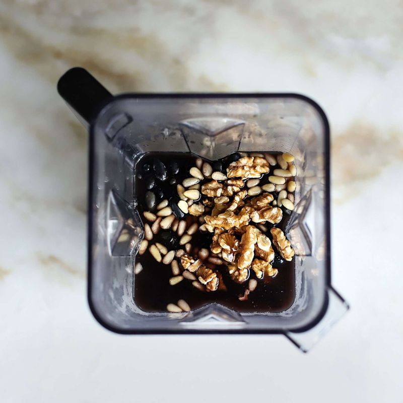 믹서에 삶은 서리태와 콩물, 물 3컵, 호두, 잣, 꿀을 넣어 곱게 갈아주세요.
(tip. 부족한 간은 소금으로 맞추고, 더 묽게 드시고 싶으신 분은 물의 양을 늘려서 만드셔도 좋아요. 취향에 따라 다른 견과류나 검은깨 등을 추가로 넣어 갈아 드셔도 좋답니다.)