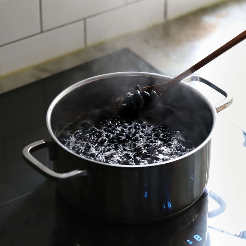 냄비에 서리태와 물 5컵, 소금을 넣고 15~20분 정도 삶아 체에 건져주세요. 콩물은 따로 받아주세요.
(tip. 물이 끓기 전에 콩을 넣으면 콩 특유의 비린향이 날 수 있기 때문에 물이 끓고 난 후 콩을 넣어 끓이는 게 좋아요.)