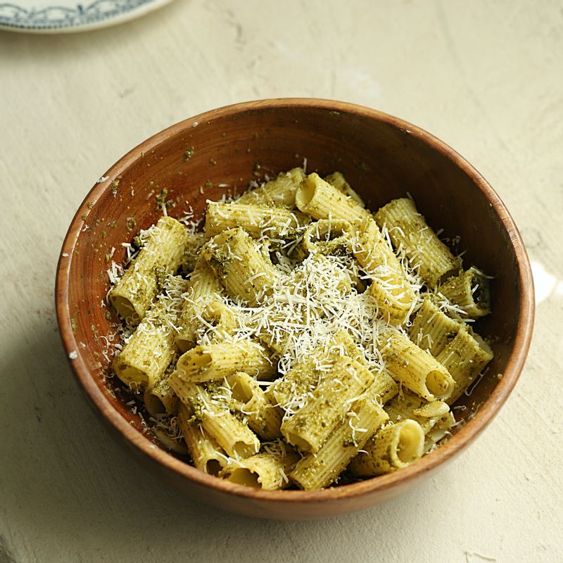 파마산 치즈 가루를 뿌려 간을 맞춰주세요.