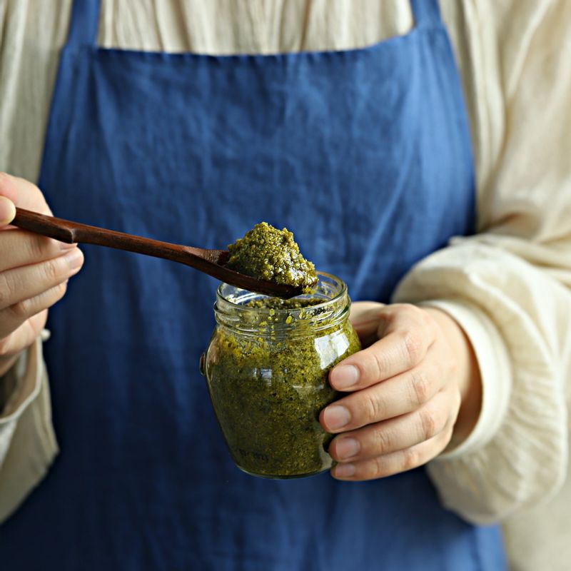 볼에 삶은 면과 볶은 마늘, 바질 페스토, 후춧가루를 넣어 골고루 섞어주세요.
(바질페스토에 열이 가해지면 색이 탁해지기 때문에 불 위에서 볶지 않고 그릇에 넣고 섞는 게 좋아요)