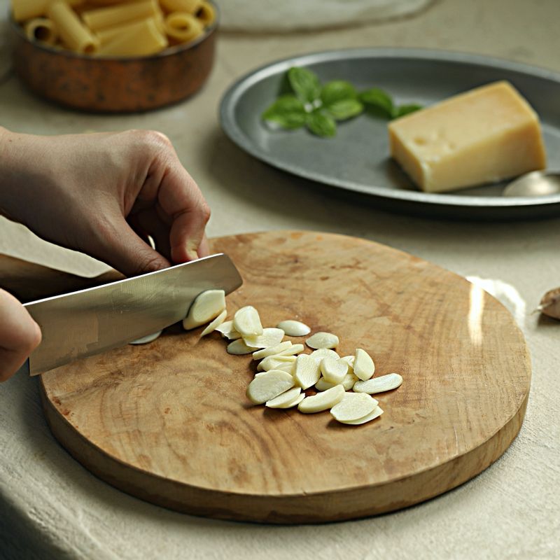 마늘은 편으로 썰어주세요. 달군 팬에 오일을 두른 후 마늘을 볶아주세요.