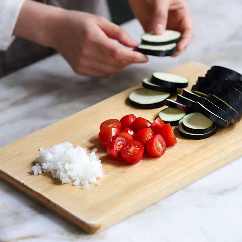 쇠고기는 카친타월에 올려 핏물을 빼고, 가지는 둥근 모양대로 1cm두께로 썰어주세요. 양파는 잘게 다지고 토마토는 2등분으로 잘라주세요.