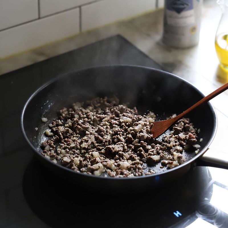 새로 달군 팬에 올리브유를 두른 후 다진 마늘과 다진 양파를 볶다가, 쇠고기를 넣고 약간의 소금과 후춧가루를 뿌려 밑간해서 볶아주세요