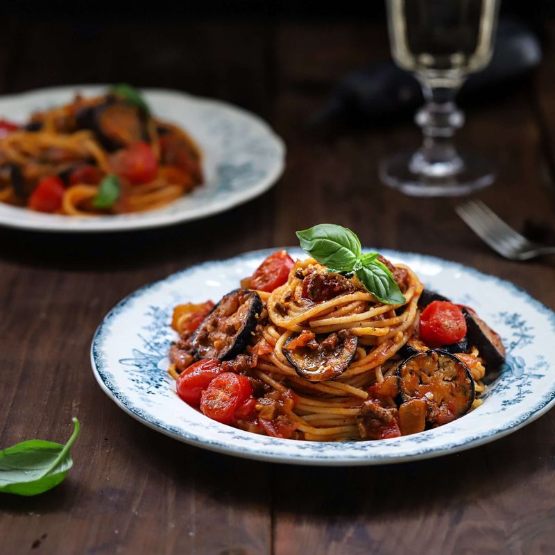 멋스럽게 담은 가지토마토 파스타를 맛있게 즐겨주세요.