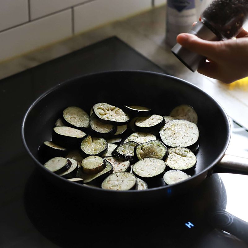 달군 팬에 올리브유를 두른 후 가지를 넣고, 약간의 소금과 후춧가루로 간을 해서 볶아주세요.