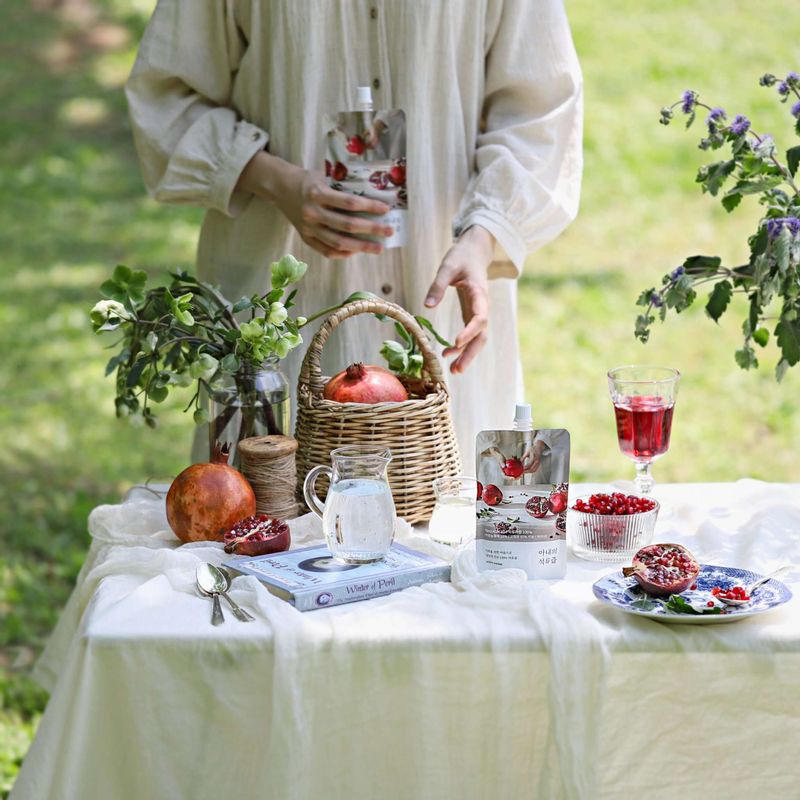 석류소다을 위한 재료 이미지로 석류즙,탄산수,석류알맹이,사탕수수시럽(또는 아가베시럽),얼음 등으로 구성 되어있습니다.