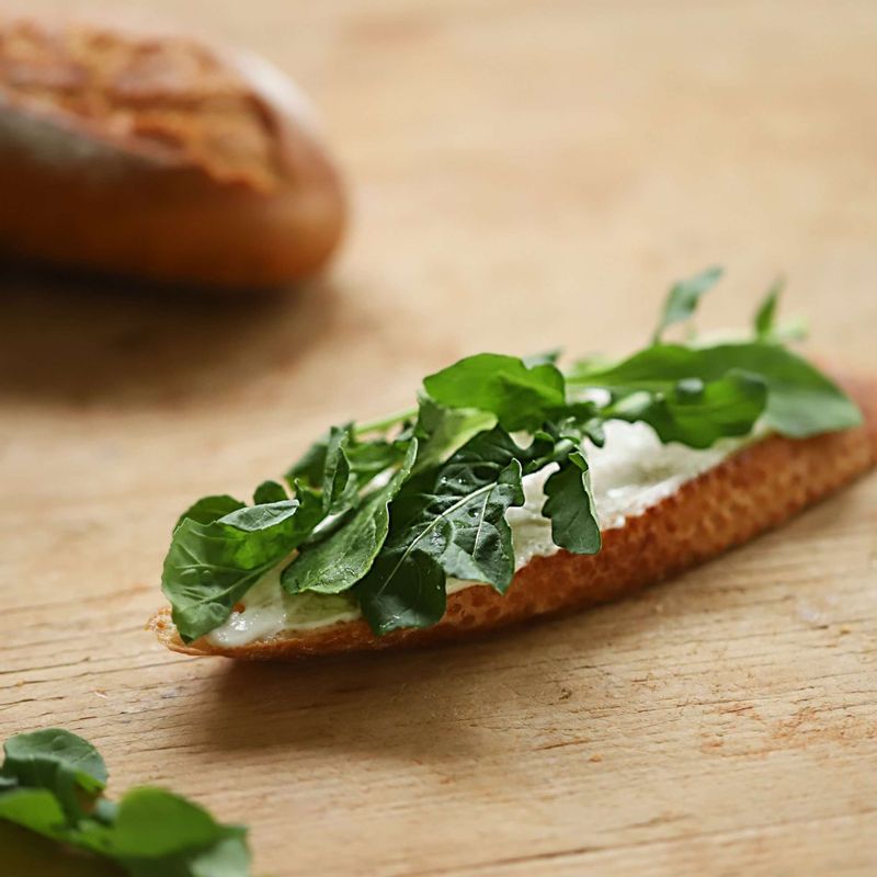 바게트에 마요네즈를 적당히 바르고 루꼴라와 아보카도, 구운 새우를 차례대로 올려주세요.