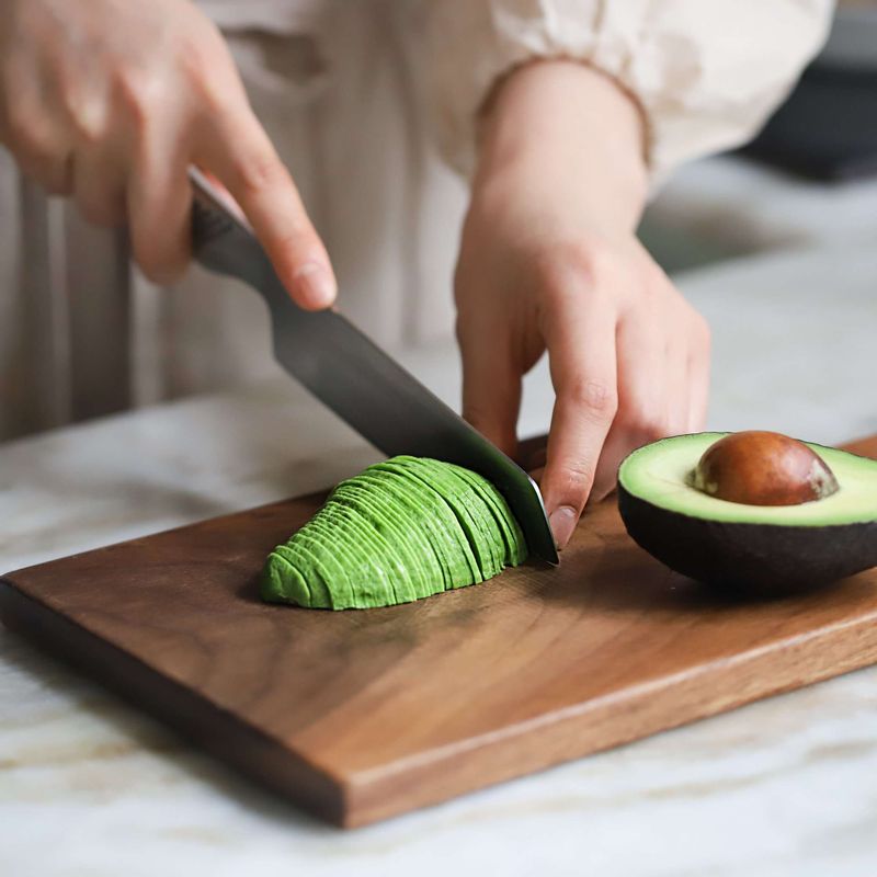 아보카도는 반으로 가른 후, 씨를 빼고 껍질을 벗겨 0.5cm두께로 슬라이스 해주세요.