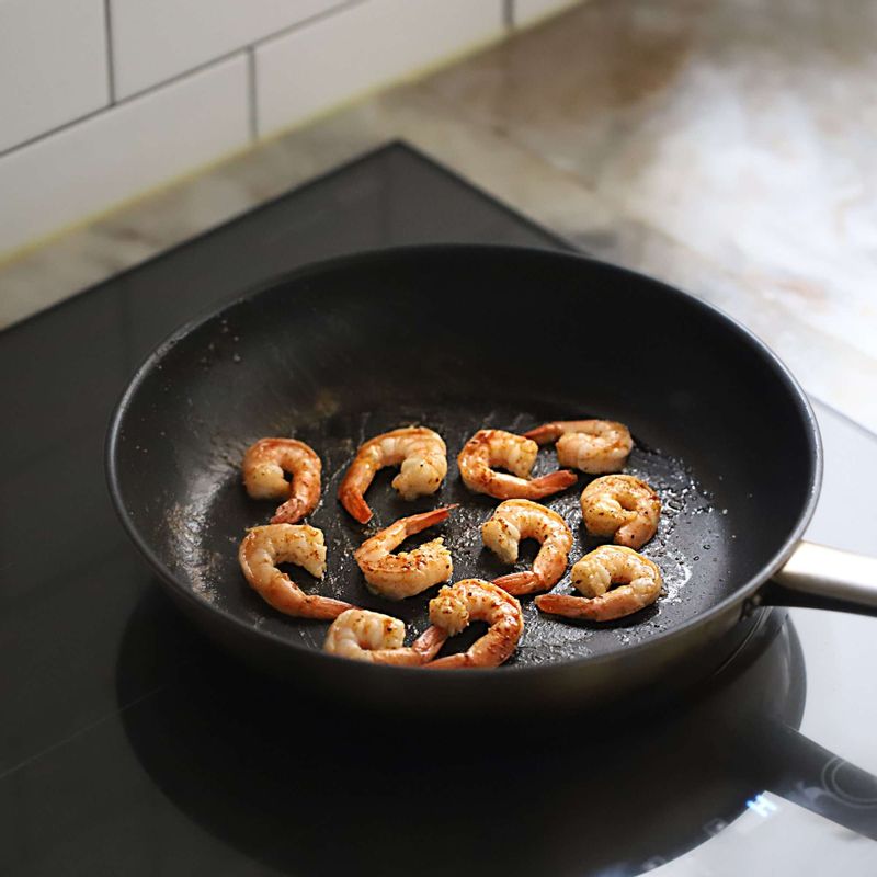 달군 팬에 올리브오일을 두르고, 새우와 파프리카파우더, 소금, 후춧가루를 뿌려 노릇하게 구워주세요.