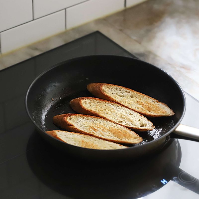 달군 팬에 버터를 두른 후 바게트를 노릇하게 구워주세요. 소스재료는 볼에 넣고 모두 섞어주세요.