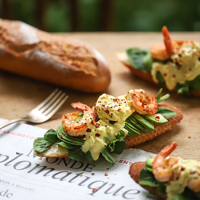 소스와 크러쉬드 레드페퍼, 후추를 뿌려 맛있게 즐겨주세요.