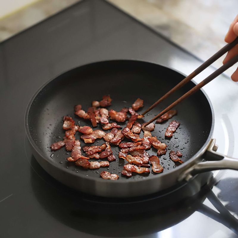 달군 팬에 베이컨을 올려 노릇하게 구워주세요.