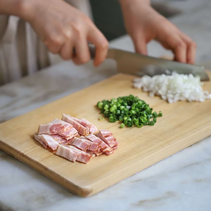 베이컨은 1cm길이로 자르고, 양파와 콜비잭치즈는 다져주세요. 실파는 송송 썰어주세요.