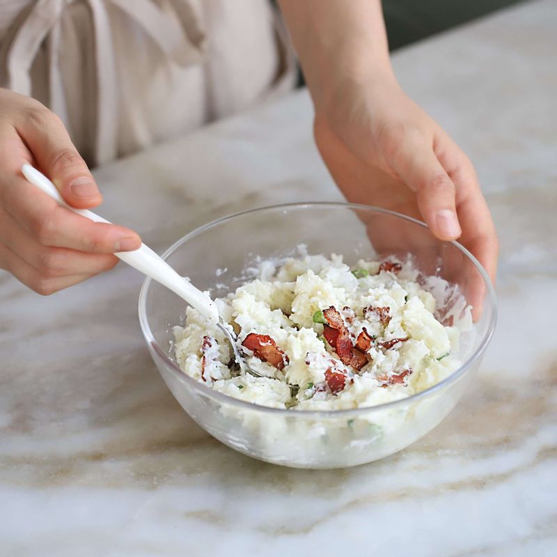 볼에 감자, 베이컨, 실파, 양파, 피자치즈, 사워크림, 버터, 우유, 소금, 후춧가루를 넣어 골고루 섞어주세요.