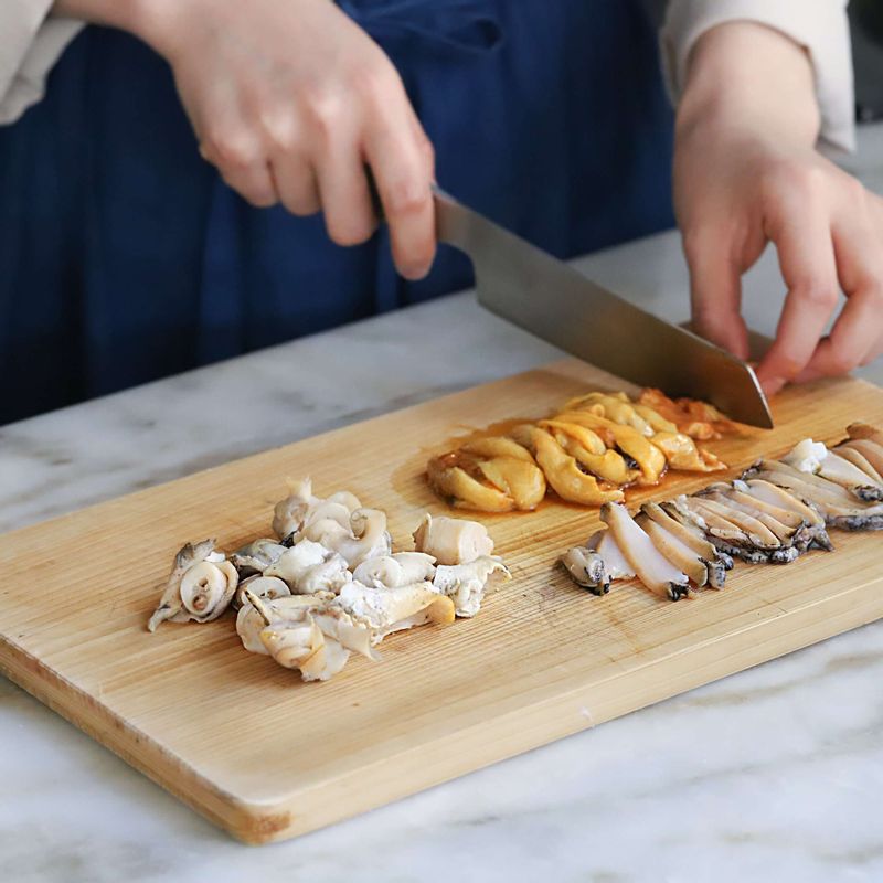 손질한 전복과 멍게는 먹기 좋은 크기로 자르고, 백골뱅이는 냄비에 물을 자작하게 넣고, 청주를 넣어 10분 정도 삶아 이쑤시개로 골뱅이 살을 꺼내 적당한 크기로 잘라주세요.