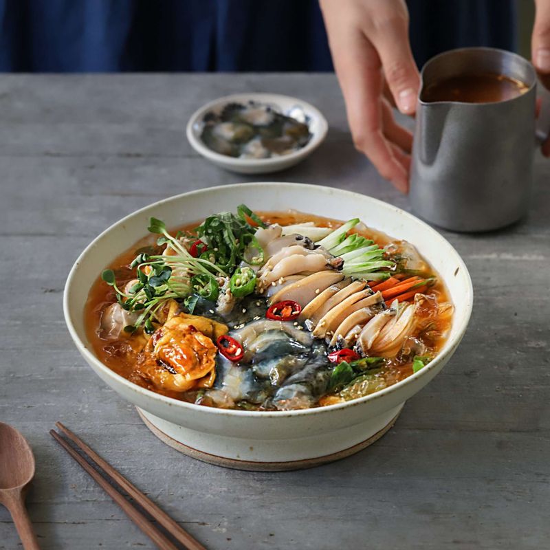 그릇에 손질한 해산물과 채소를 담고, 물회 육수를 넣은 후 통깨와 참기름을 뿌려 맛있게 즐겨주세요.