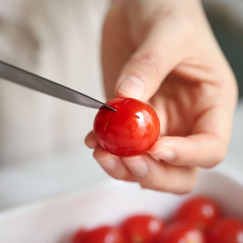 토마토는 꼭지를 제거하고 바닥에 십자로 칼집을 내어 끓는 물에 살짝 데친 후, 찬물에 담갔다가 껍질을 벗겨주세요.