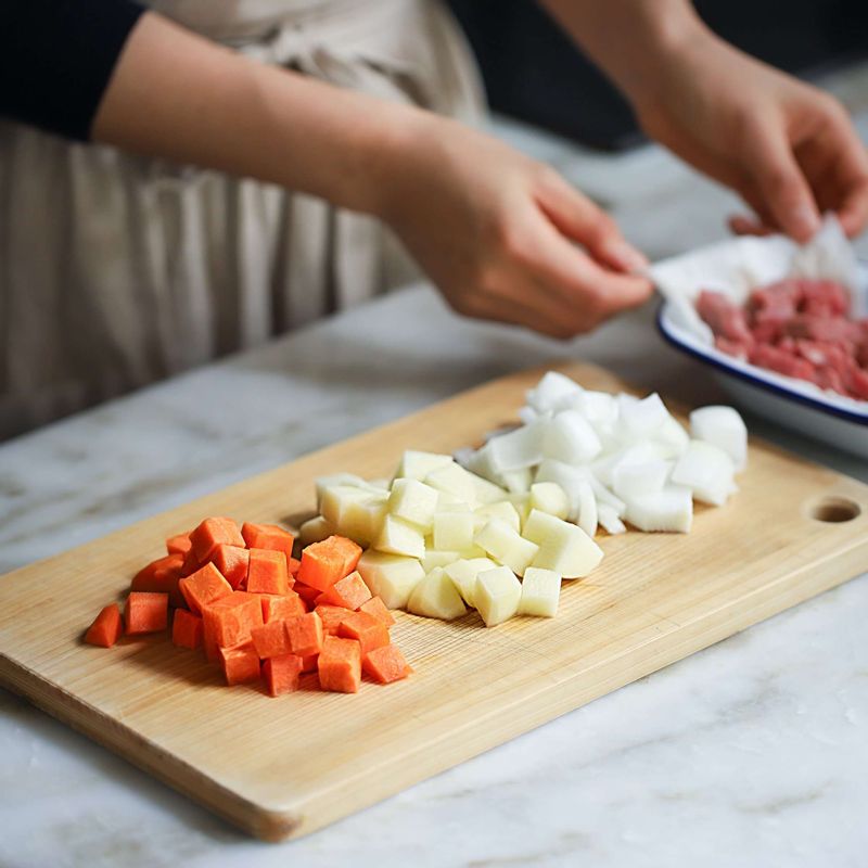 쇠고기는 키친타월에 올려 핏물을 빼서 한 입크기로 자르고 양파, 감자, 당근은 먹기 좋은 크기로 잘라주세요.