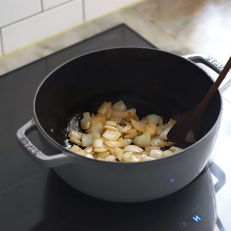 달군 냄비에 버터를 넣고 양파를 노릇하게 볶다가 쇠고기와 감자, 당근을 넣어주세요. 약간의 소금과 후춧가루로 밑간하고, 채소의 겉면이 익을 때까지 볶다가 물을 넣은 후 뚜껑을 닫고 6~8분간 끓여주세요.