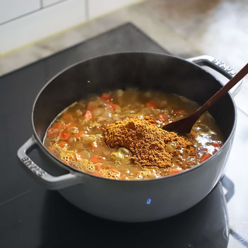 감자와 당근이 익으면 카레가루와 우유를 넣고 약불에서 잘 저어주면서 풀어주세요.
(찬물1/2컵에 카레가루를 갠 후 넣어주어도 좋답니다.)