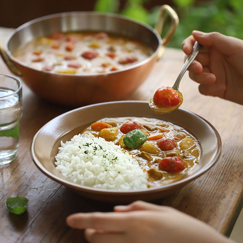 그릇에 밥을 담고 토마토카레를 올려 준 후 파슬리가루를 뿌려 줄겨주세요.
