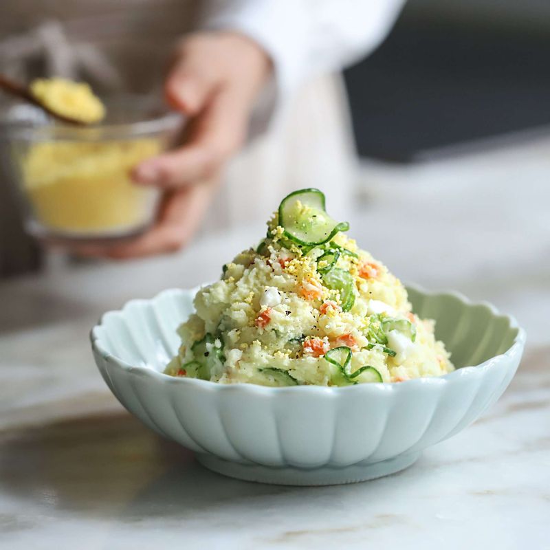 그릇에 먹기 좋게 담은 후 달걀 노른자를 뿌려 마무리 해주세요.