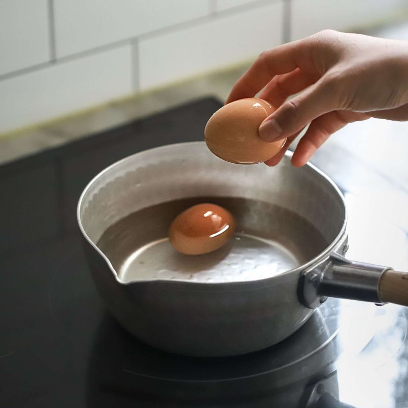 달걀은 소금물에 담고 완숙이 되도록 약 15분 정도 삶아 찬물에 넣어 껍질을 까주세요. 흰자와 노른자를 분리해서 흰자는 다지고, 노른자는 체에 내려 가루로 만들어주세요.