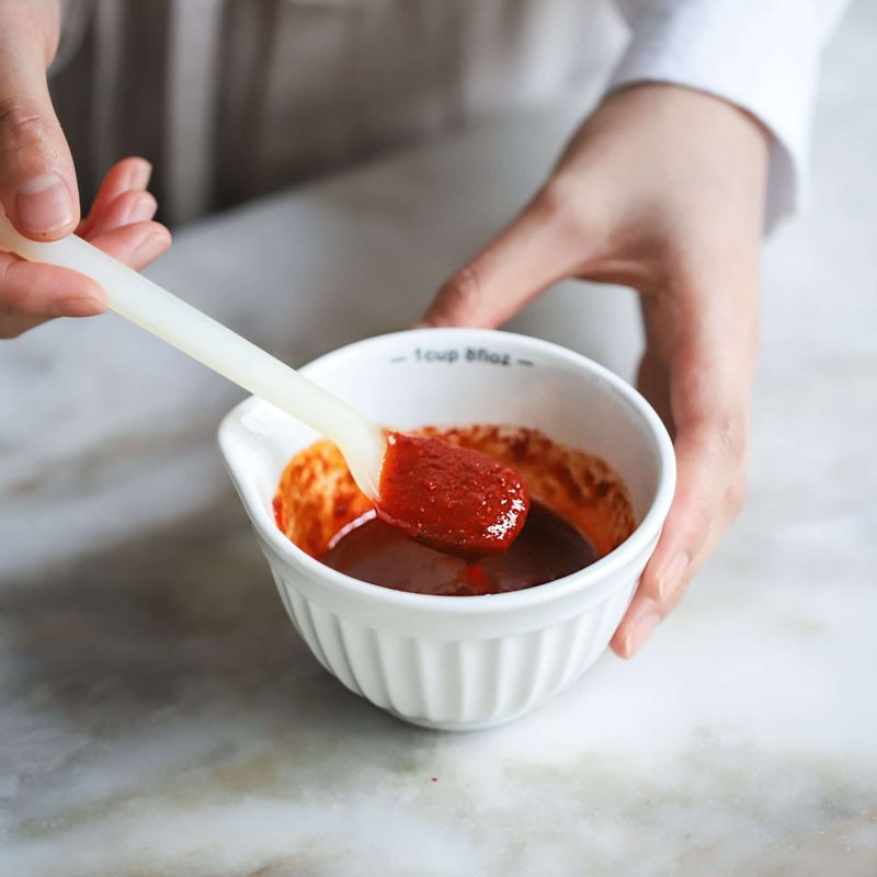양념 재료를 모두 섞어주세요.