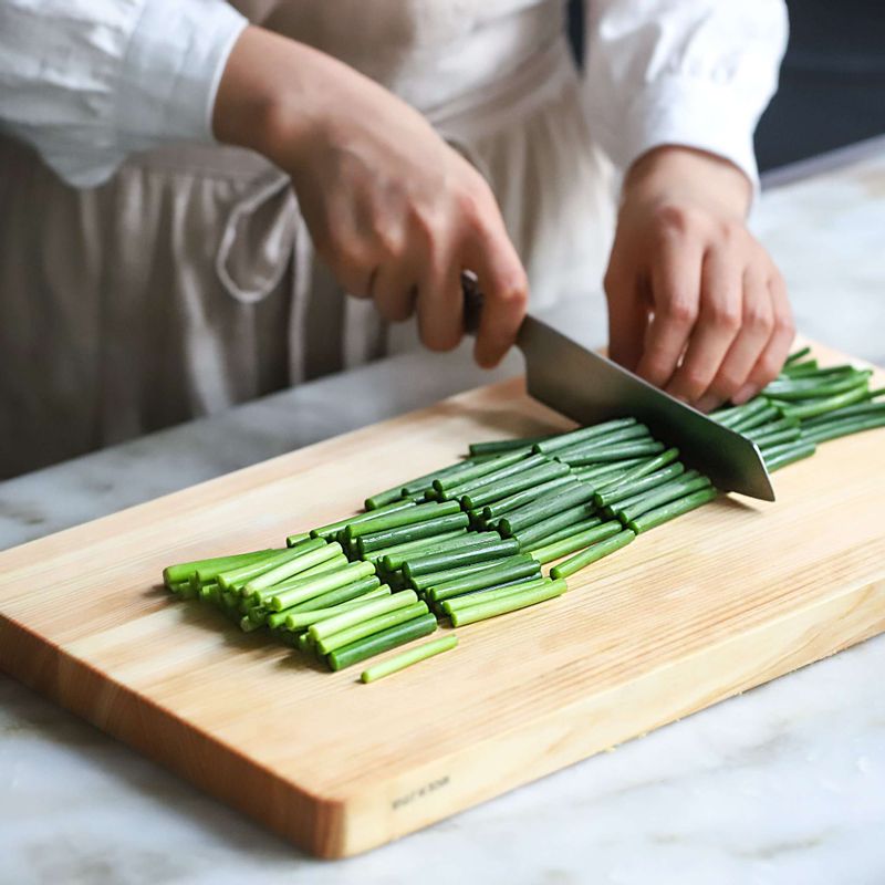 깨끗이 씻은 마늘종은 5cm길이로 잘라주세요.