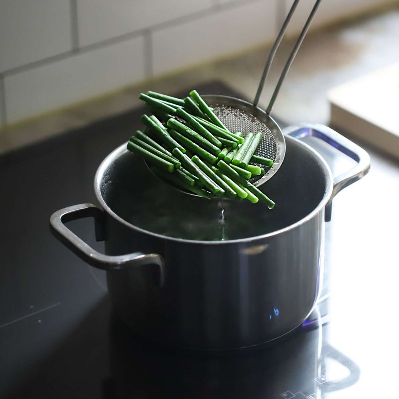 끓는 물에 소금을 약간 넣고, 마늘종을 1분 정도 데쳐 찬물에 헹궈주세요.