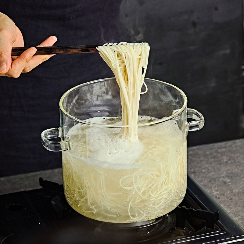 끓는물에 소면을 펼쳐 넣은 후 젓가락으로 저어 면끼리 달라붙지 않도록 해주세요. 물이 끓으면 찬물 반 컵을 2~3회 반복해서 부어 국수를 삶아주세요.
