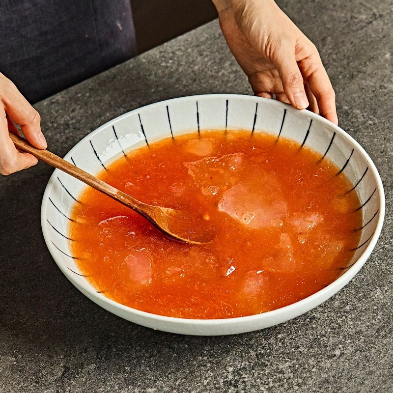 냉면육수와 국물양념 재료를 모두 섞어 30분 정도 냉동실에 넣어 살얼음이 얼도록 해주세요.