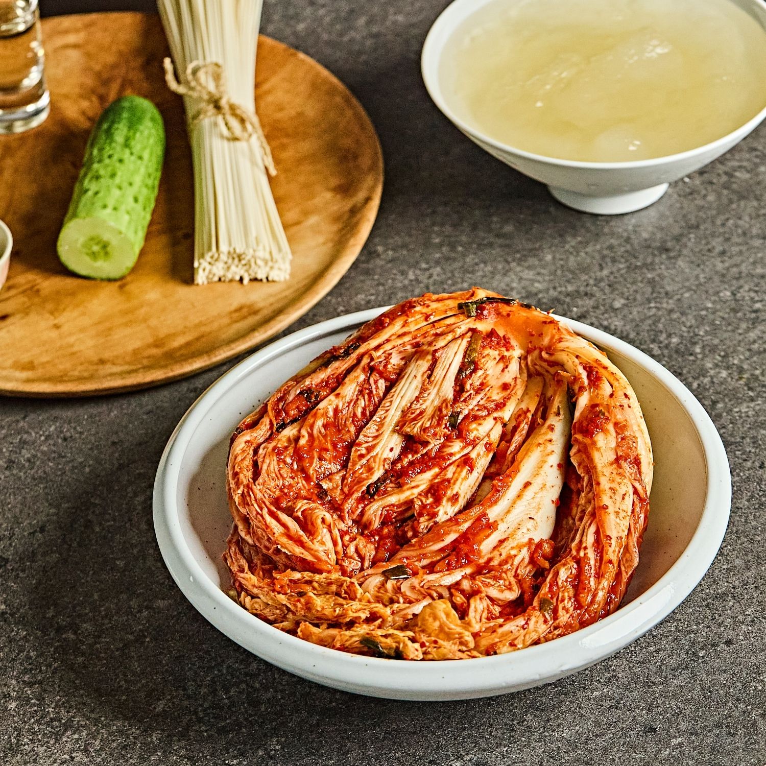 김치말이국수을 위한 재료 이미지로 소면,김치,오이,삶은달걀,청고추 등으로 구성 되어있습니다.