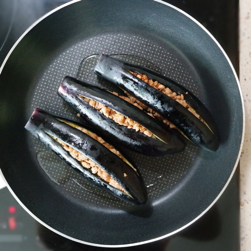 팬에 기름을 두르고 밑간을 한 돼지고기를 볶아 완전히 익혀주세요. 그리고 기름을 두른 팬에 가지를 넣은 후 뚜껑을 덮어 살짝만 익혀주세요.
가지의 칼집을 낸 부분이 잘 벌어지면 볶은 돼지고기를 채워주세요.
TIP. 돼지고기를 볶을 때 소금, 후추로만 밑간해도 맛있지만 굴소스 1큰술을 함께 넣고 볶으면 감칠맛이 더 살아나요.