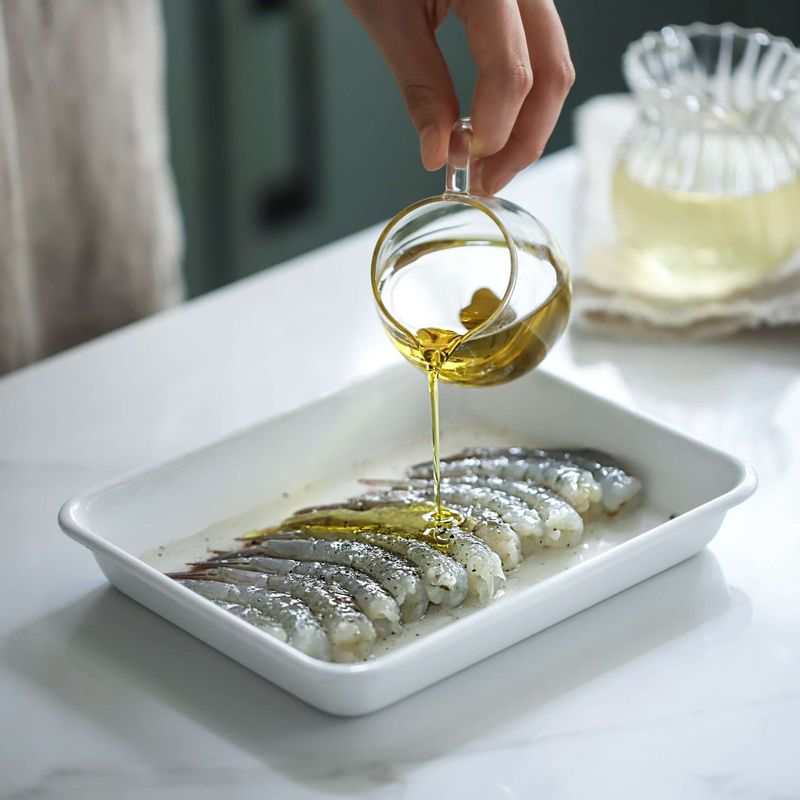 흰다리 새우는 머리를 떼고, 꼬리는 한마디만 남기고 껍질을 벗긴 후 내장을 제거해주세요. 손질한 새우에 밑간 재료를 넣어 5분 정도 재워주세요.