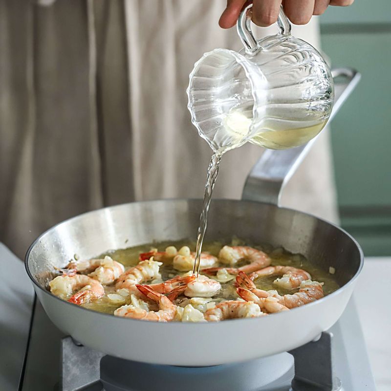 육수를 넣어 3~4분간 끓여주세요.