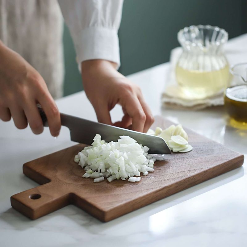 마늘은 슬라이스하고 양파는 굵게 다져주세요.