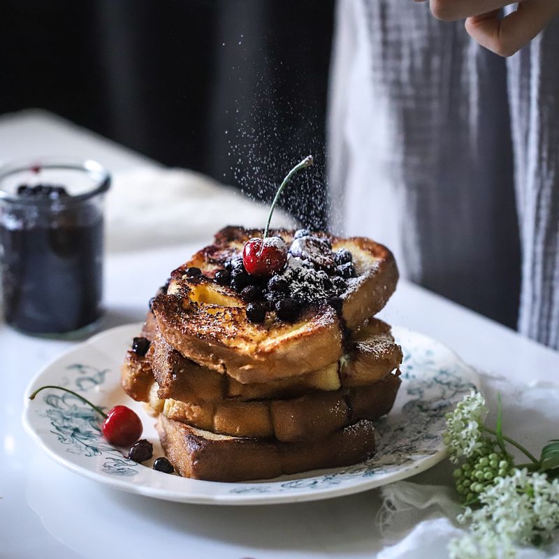 프렌치토스트에 콤포트를 곁들여 즐겨주세요.