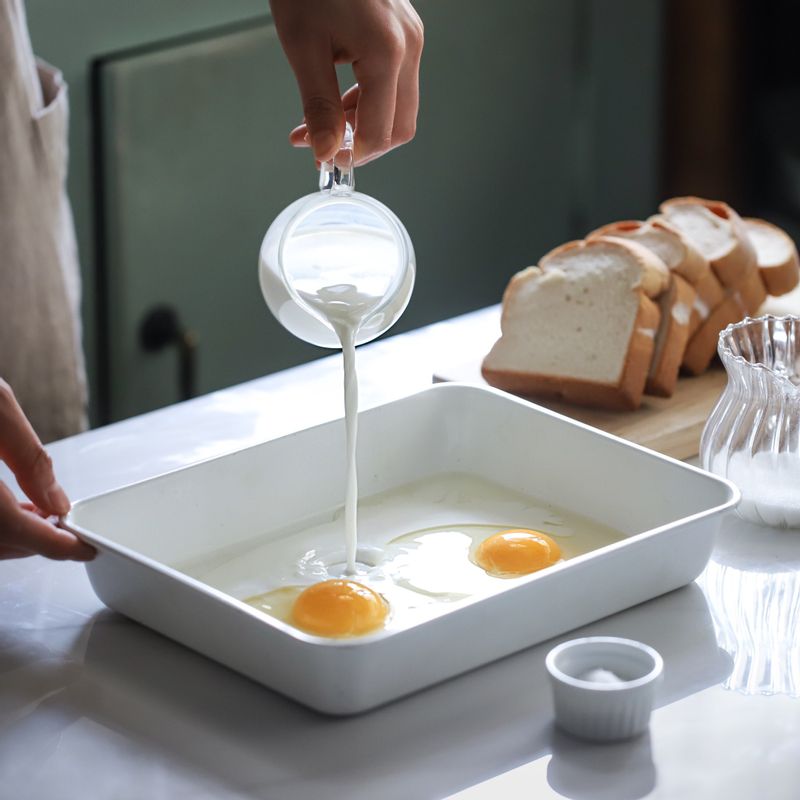 넓고 깊이가 있는 트레이에 우유, 설탕, 달걀, 소금을 넣은 후 잘 섞어주세요.