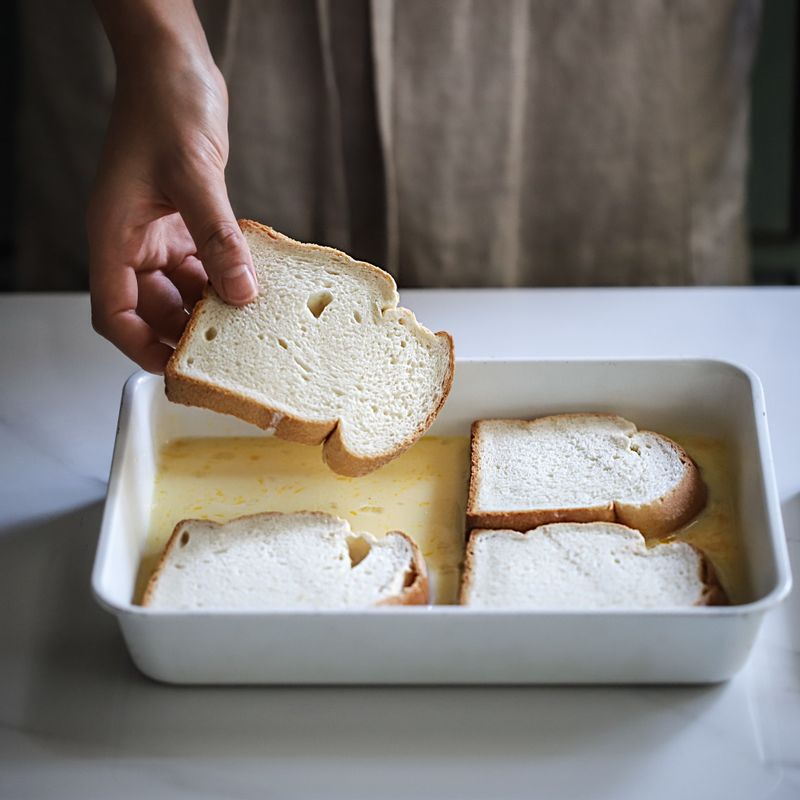 빵을 달걀물에 담가 완전히 적셔주세요.