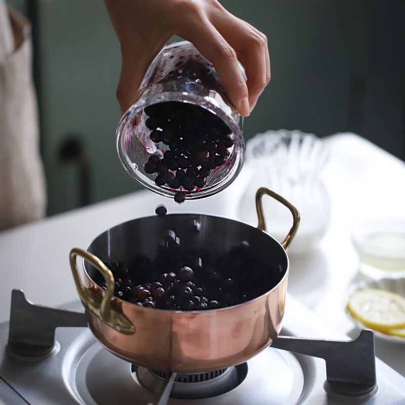 냄비에 콤포트 재료를 넣어 골고루 섞은 후, 중약불에서 끓이면서 걸죽한 농도가 될 때까지 약불에서 10분 정도 저어주세요. 잼보다는 묽으면서 점성이 생기는 농도가 되면 완성이에요.
(* 미국야생블루베리를 사용하면 일반 블루베리보다 알이 작아 식감이 좋고, 같은 양을 섭취할 경우 일반 블루베리에 비해 2배의 항산화 성분을 섭취할 수 있답니다)