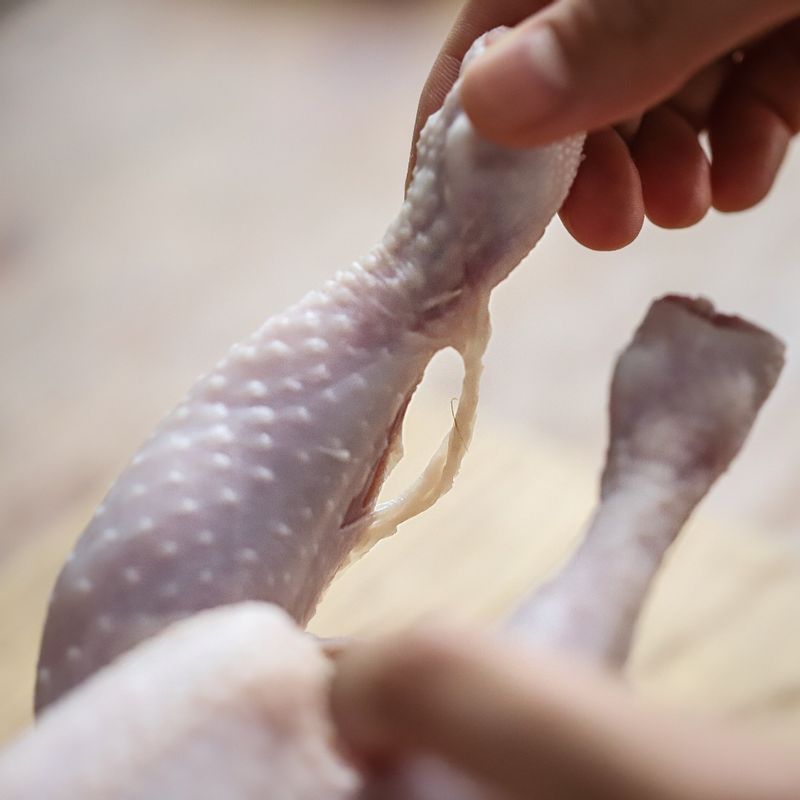 닭의 한쪽 다리에 칼집을 내어 칼집 낸 곳에 반대쪽 다리를 넣어주세요.
(tip.조리용 실로 묶어서 만들어도 좋아요.)