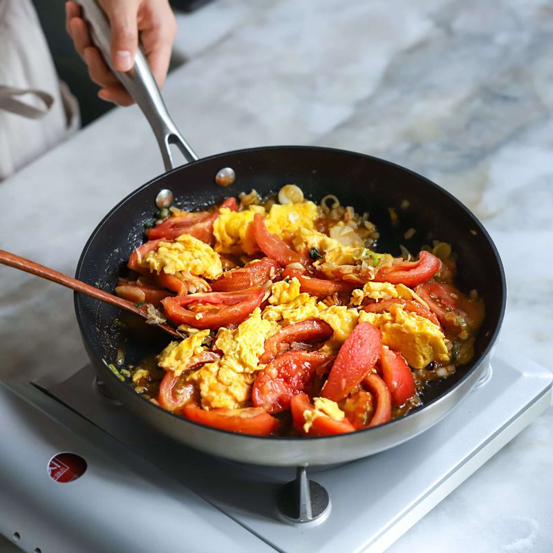 볶아둔 달걀스크램블을 넣어 가볍게 섞어주세요.