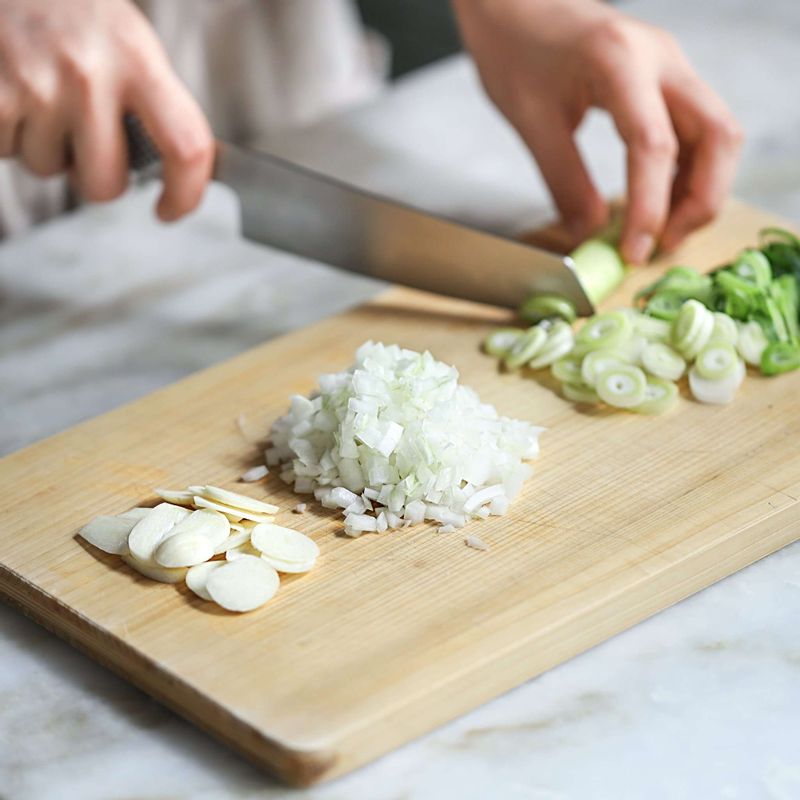 양파는 잘게 다지고, 대파는 얇게 송송썰며, 마늘은 편으로 얇게 썰어주세요. 달걀에 소금과 물전분을 넣고 풀어주세요.
(tip. 전분을 넣으면 달걀이 금방 익어버리는 것을 방지하고, 훨씬 부드러운 달걀을 만들 수 있어요.)