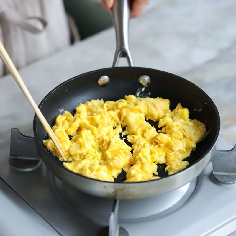 오일을 두른 팬에 달걀을 볶아 스크램블을 만든 후 그릇에 덜어두세요. 다른 달군 팬에 오일을 두르고 마늘과 파, 양파를 넣어 2~3분 정도 볶다가 토마토와 양념재료를 넣어 1~2분 정도 더 볶아주세요.
(tip. 뜨거운 기름에 달걀을 볶으면 딱딱해지니 살짝만 달궈 볶아주세요.)