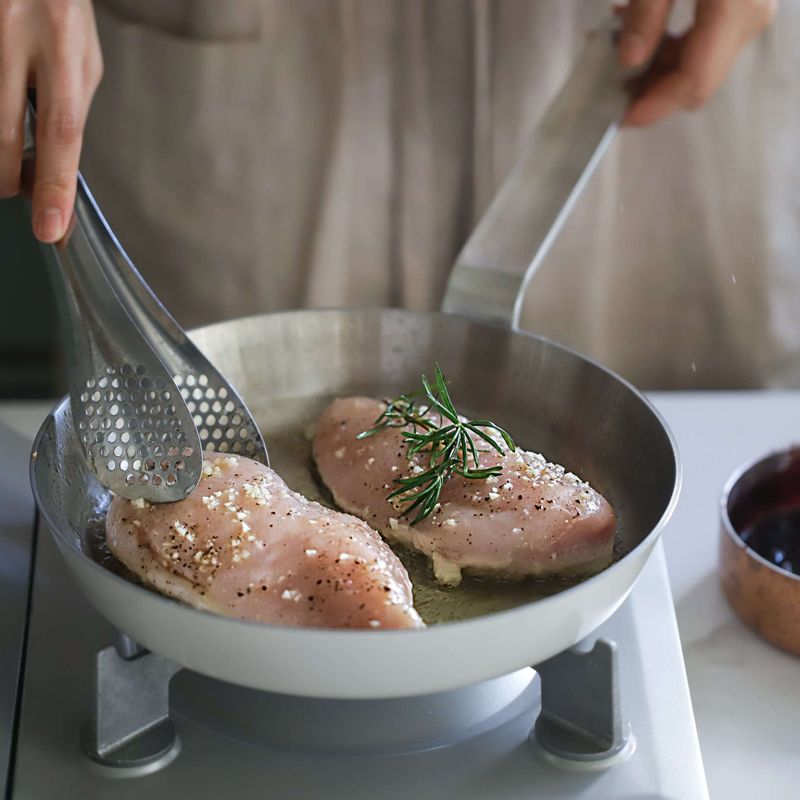 달군 팬에 올리브오일을 두르고 닭가슴살의 표면을 노릇하게 구운 후, 약불로 줄여 뚜껑을 닫아 10~12분 정도 은근히 구워 속까지 익혀주세요