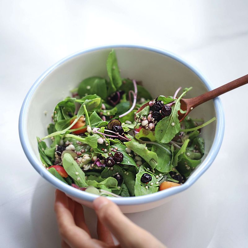 샐러드채소와 미국야생블루베리, 양파와 삶은 퀴노아, 율무를 잘 섞어주세요.
