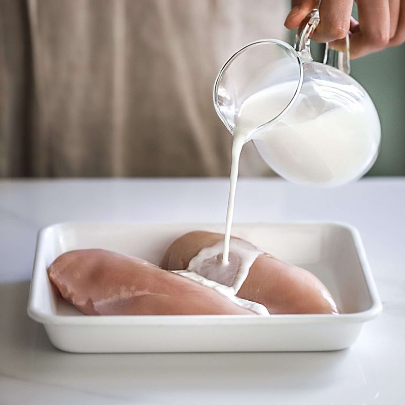 닭가슴살은 우유에 10분 정도 담가 두었다가 건져 낸 후, 물에 헹궈 물기를 제거해주세요. 포크로 닭가슴살을 군데군데 찔러 양념이 배기 쉽게 한 후 밑간재료에 10분간 재워주세요.