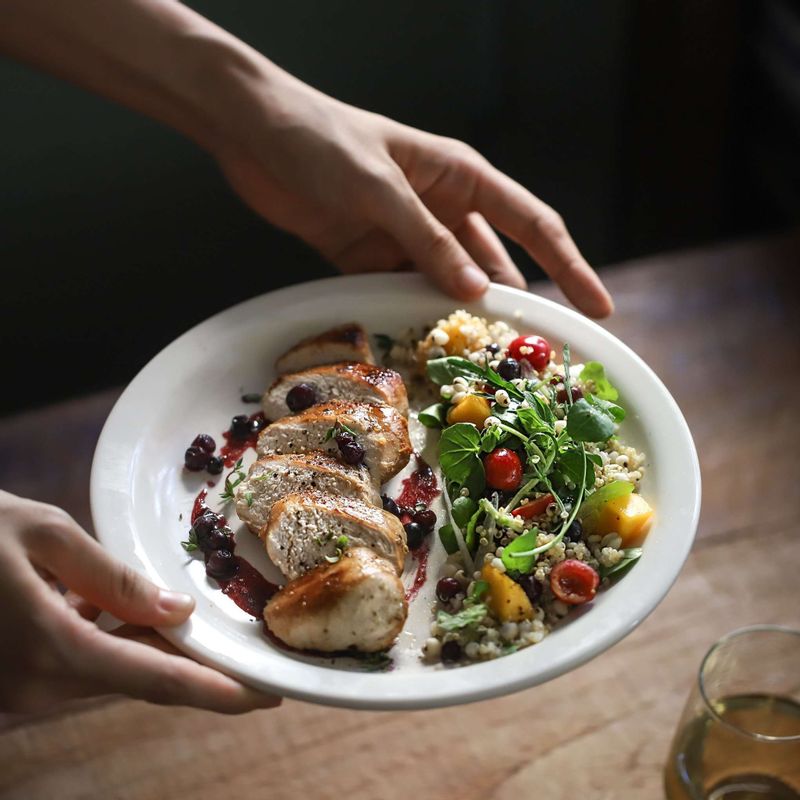 접시에 구운 닭가슴살을 먹기 좋은 크기로 잘라 올리고, 잘 섞은 샐러드재료들을 곁들여담아주세요. 야생블루베리 드레싱을 함께 곁들여주세요.